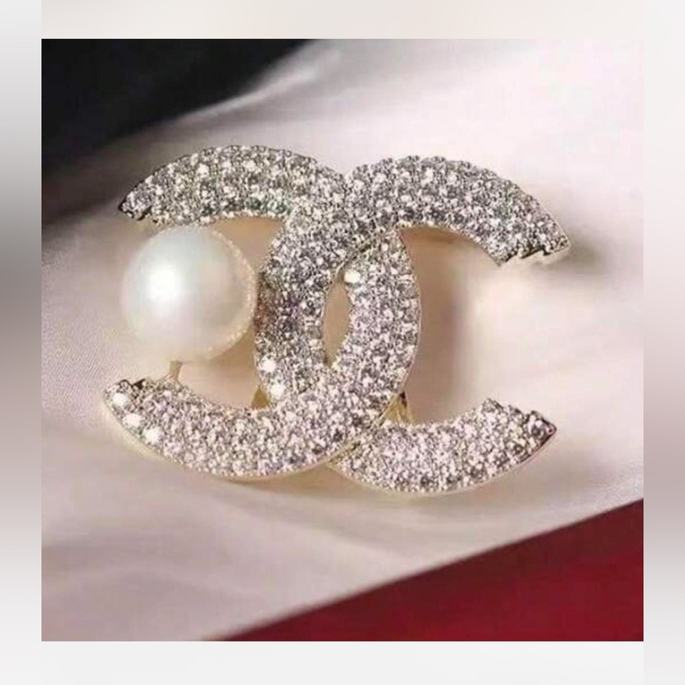 Double C Fashion Gold Tone/
Pearl Brooch, High-End Suit Letter
Diamond Pin - Picture 5 of 9